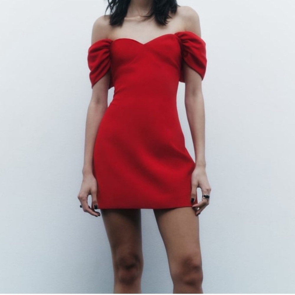 Zara SWEETHEART NECKLINE DRESS
BRIGHT RED